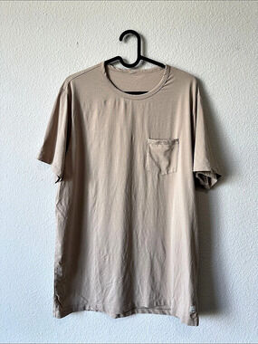 Vuori Pocket Tee Short Sleeve Crew Neck T-Shirt Beige Size Large